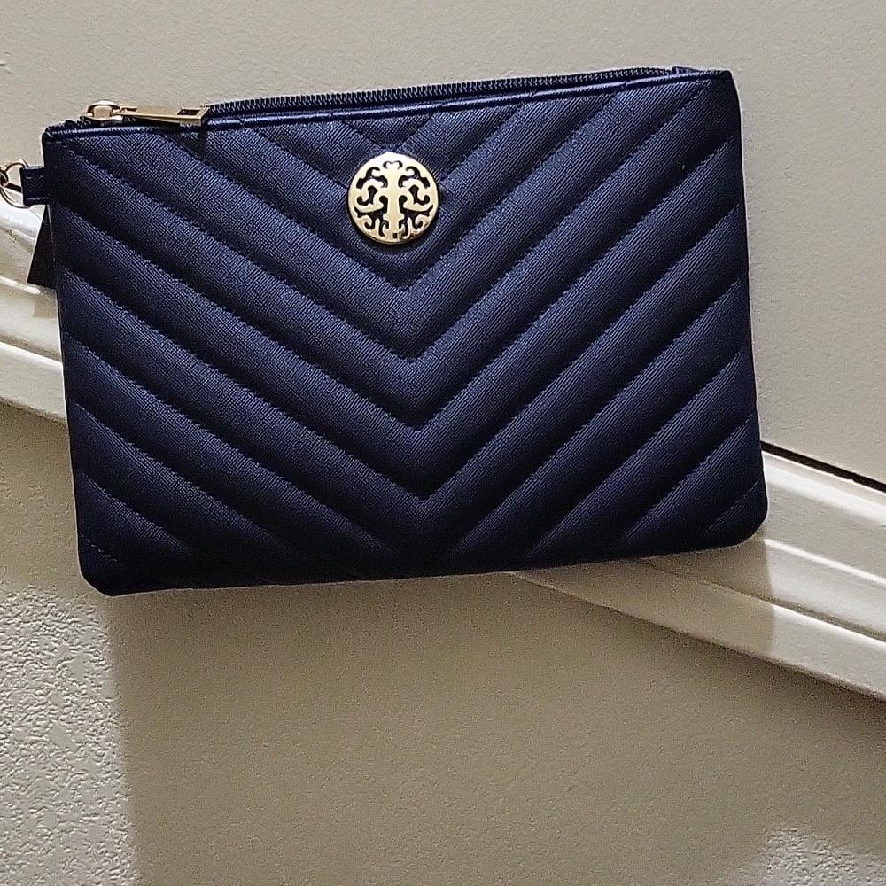 A purse - Picture 2 of 12
